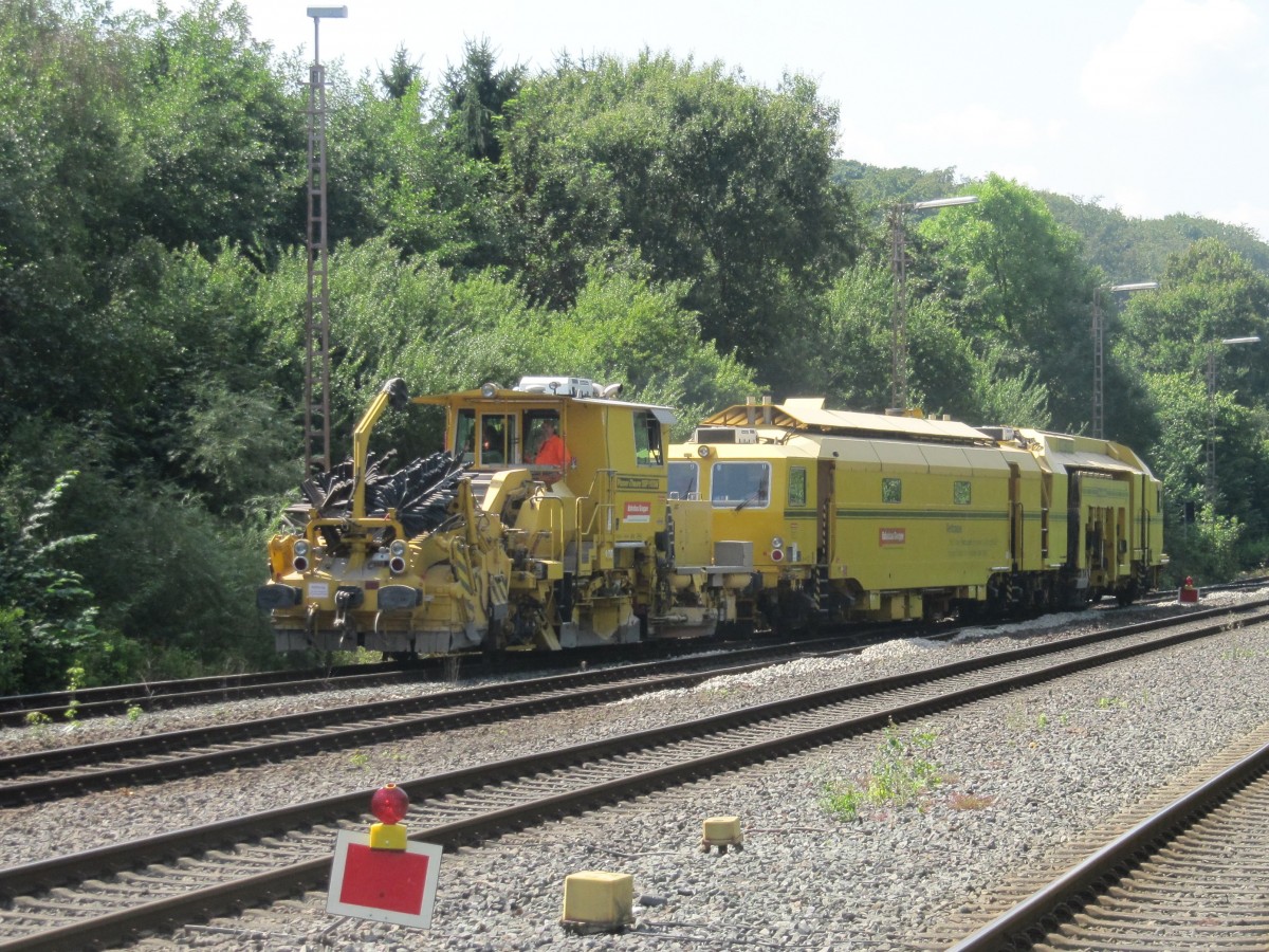 Am 31.07.2014 finden zwischen Fröndenberg und Neheim Gleisbauarbeiten statt. Hier fahren Baumaschinen der Bahnbau Gruppe in den Bahnhof Neheim-Hüsten ein.