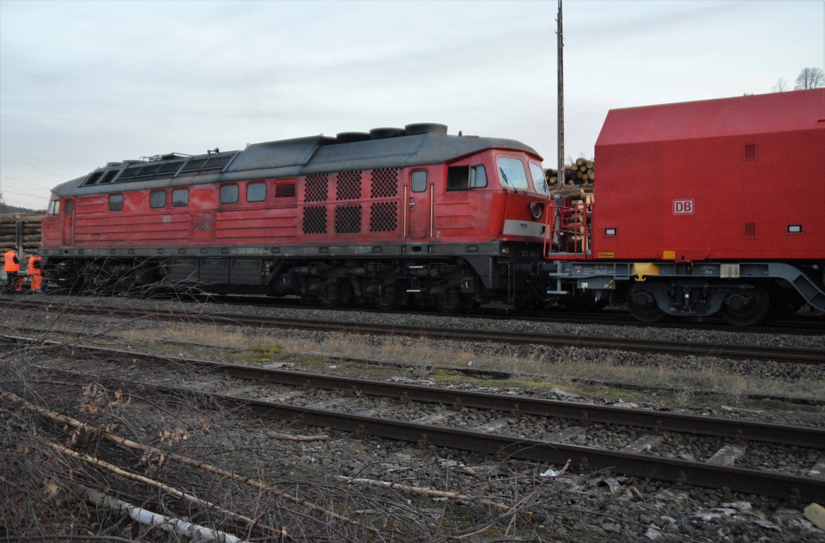 Am Abend des 20.02.2021 kam die DB 232 589-2 mit einem Hilfswagen nach Arnsberg, um den entgleisten beladenen Holzwagen (Snps) wieder aufs Gleis zu stellen.
