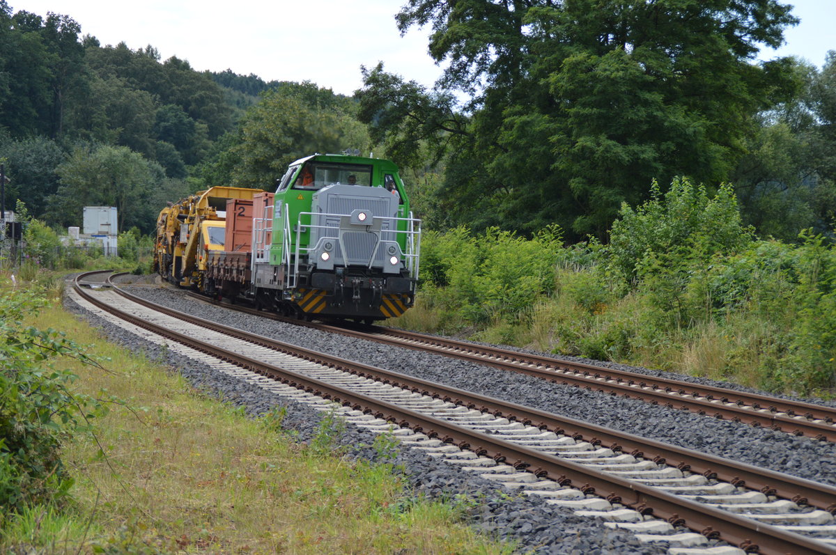 Bugdoll 650 100-7 mit einem Gleisbauzug zwischen Wickede und Neheim-Hüsten in Höhe  Rolandsbogen . Foto: 14.07.2016