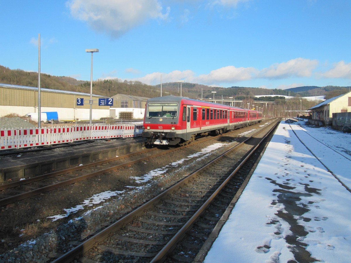 Der RE 17 nach Hagen Hbf. am 04.02.2015 bei der Einfahrt in den Bahnhof Arnsberg.