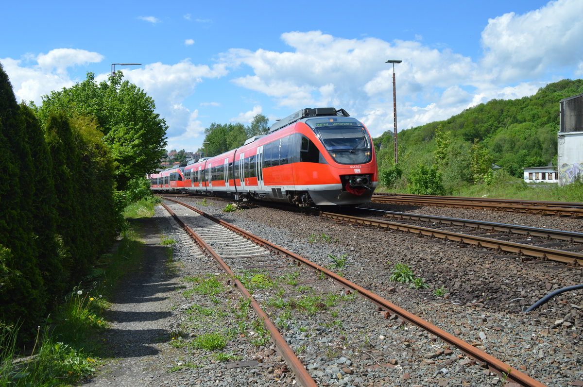 Der RE57 (644 029) hat am 20.05.2017 den Bahnhof Arnsberg in Richtung Winterberg verlassen.