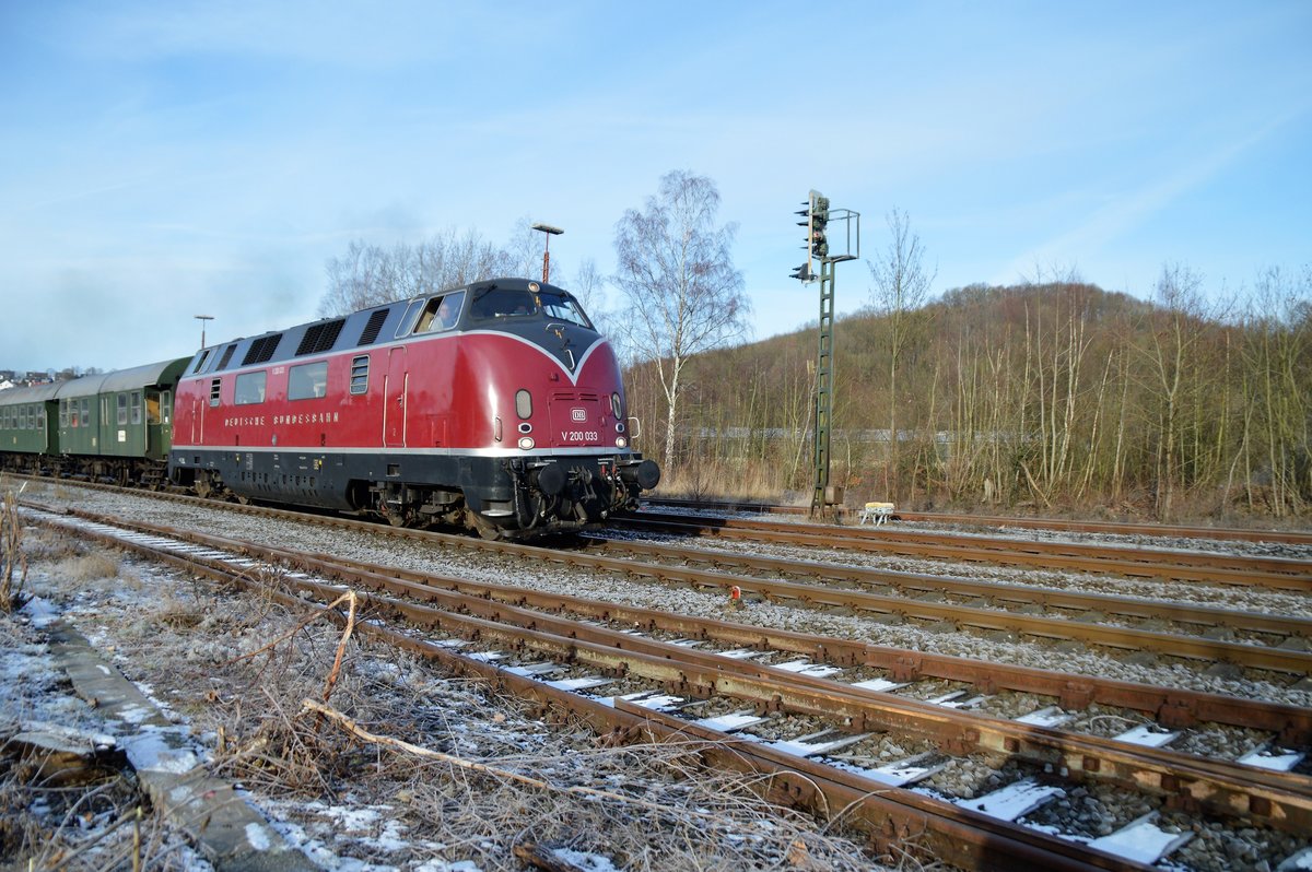 Der Sonderzug der Museumseisenbahn Hamm mit V200 033 verläßt am 19.01.2019 den Bahnhof Arnsberg in Richtung Winterberg.