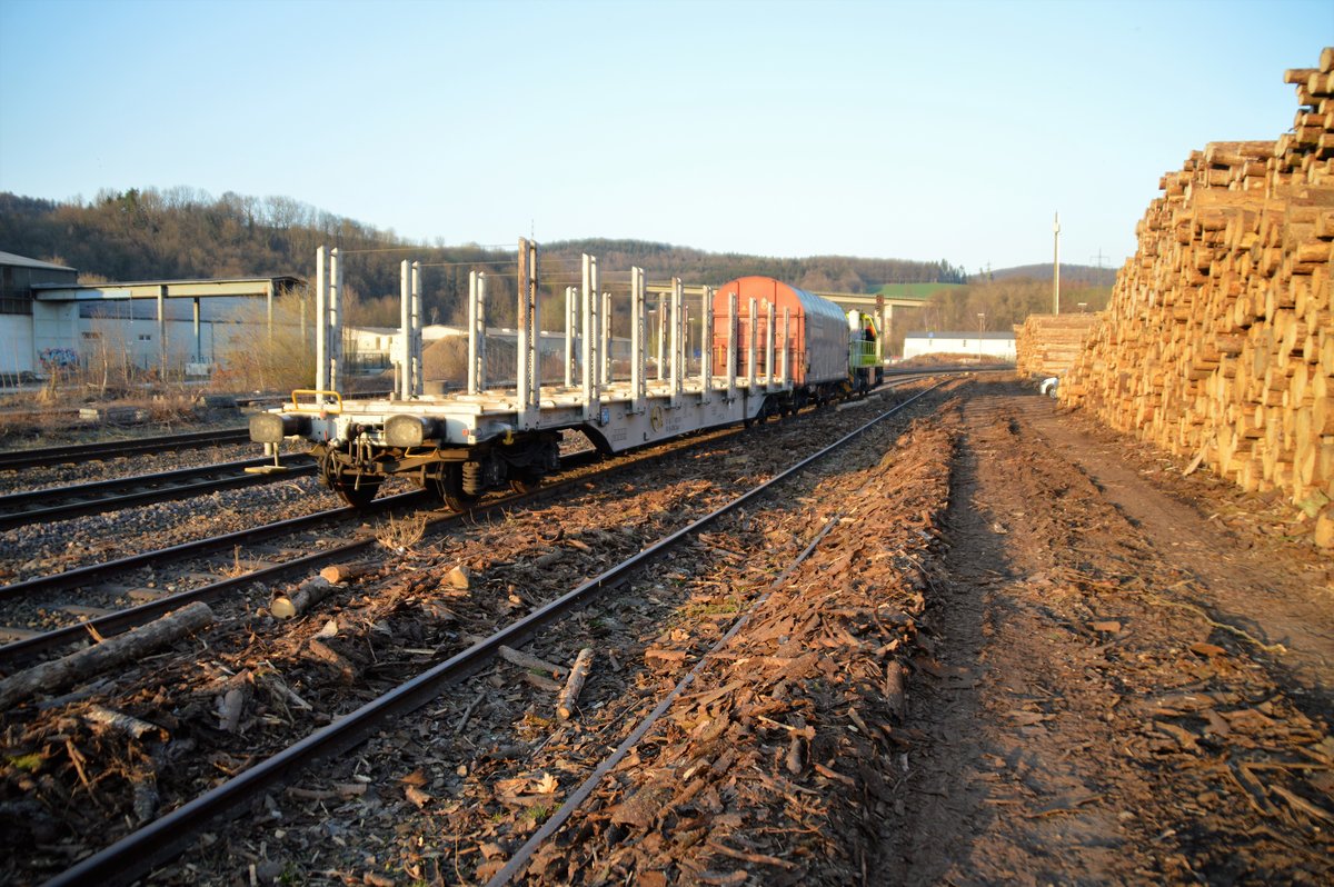 Die Captrain 403 (Mak G 1206) hat am 31. März 2021 bereits den Schadwagen (Snps) an der Ladestraße im Bahnhof Arnsberg abgeholt.