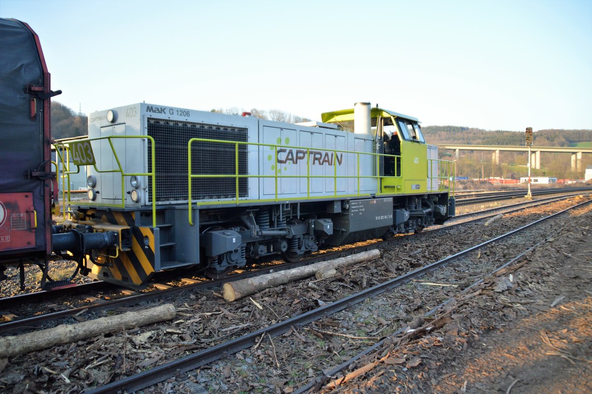 Die Mak G 1206 Captrain 403 (275 904-7 D-DE) war am 31.32.2021 im Bahnhof Arnsberg, um einen Schadwagen abzuholen.