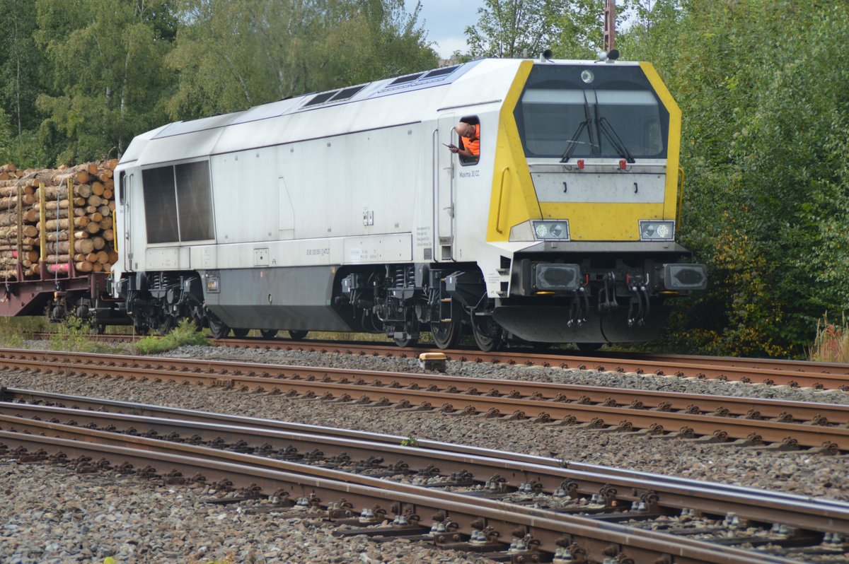 Die Voith Maxima 30CC 263 005-1 (VTLT) rangiert am 5.9.2019 einen beladenen Holzzug auf Gleis 3 im Bahnhof Arnsberg.