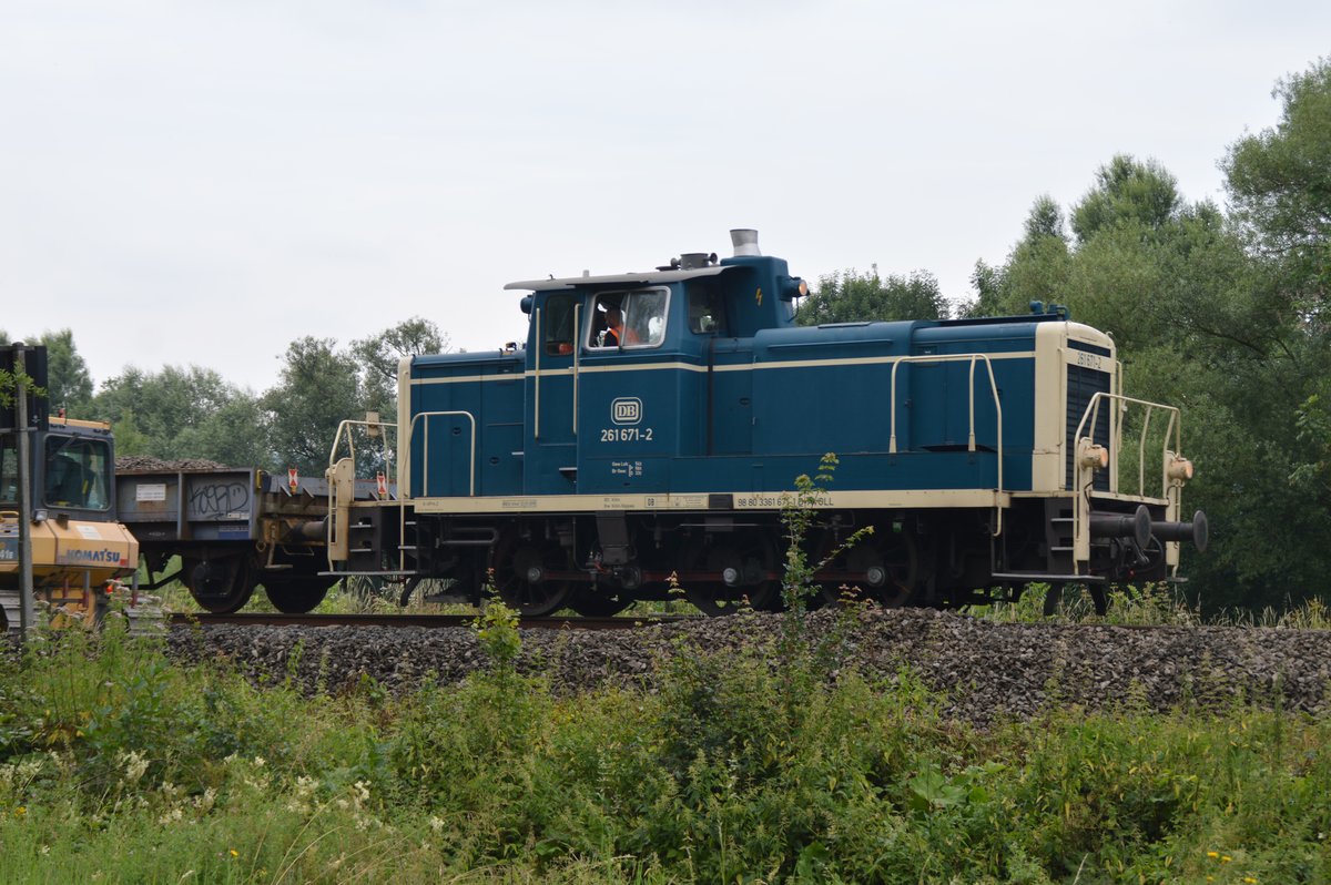 Gleisbauarbeiten auf der KBS 435 zwischen Neheim-Hüsten und Wickede. Im Einsatz am 23.07.2016 die 261 671-2 (ex V 60 671 / NVR-Nummer: 98 80 3361 671-1 D-AVOLL , Aggerbahn) bei der Verladung von Altschotter bei Voßwinkel.