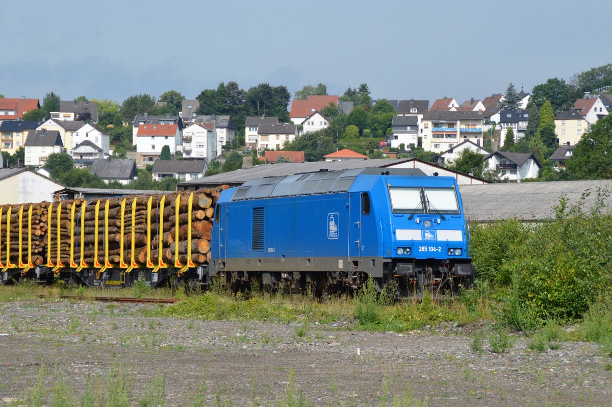 Holzverladung am 02.08.2017 im Bahnhof Arnsberg mit PRESS 285 104-2