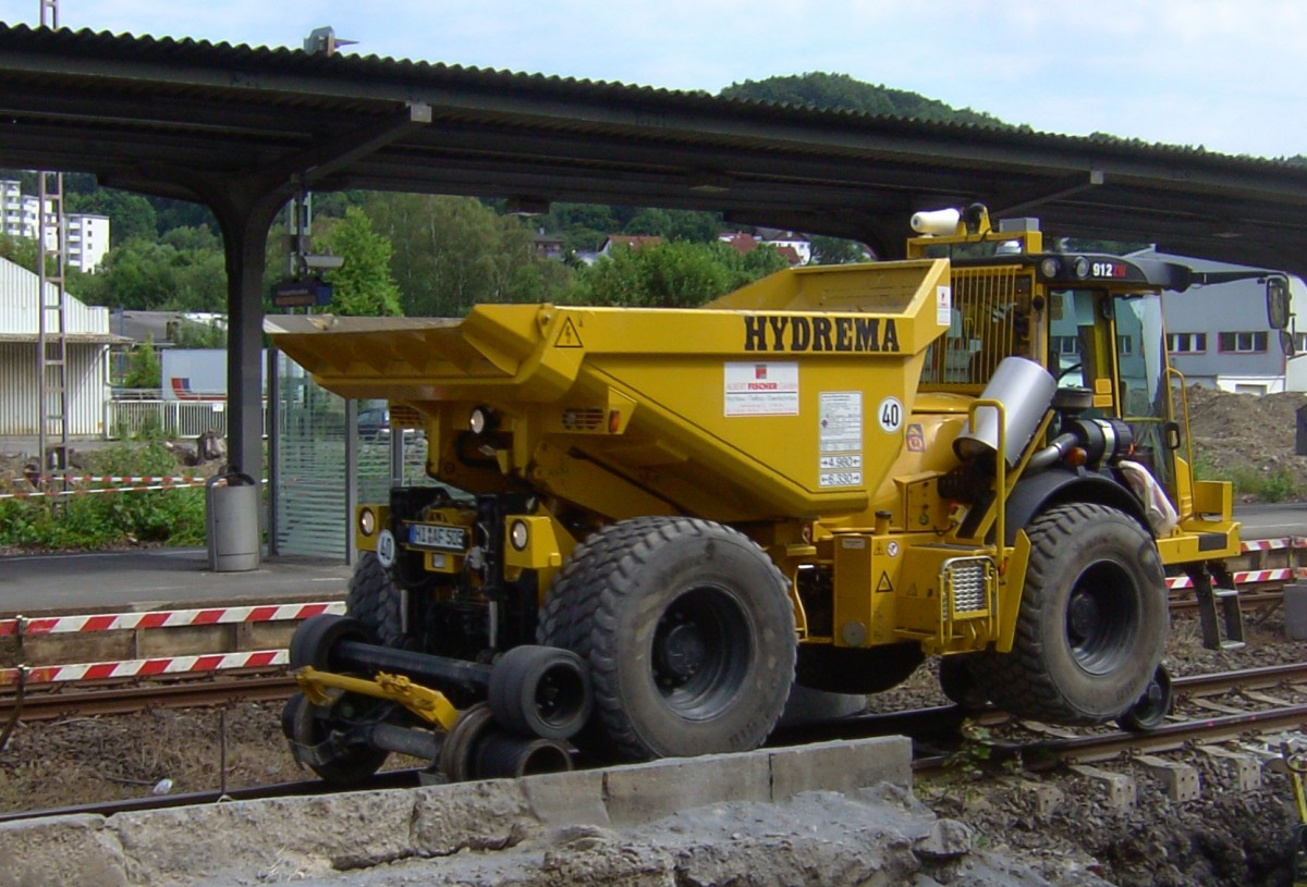 Hydrema Zweiwege-Mulden Kipper 912 ZW bei Bauarbeiten am Gleis 1 im Juni 2014 im Bahnhof Arnsberg.
