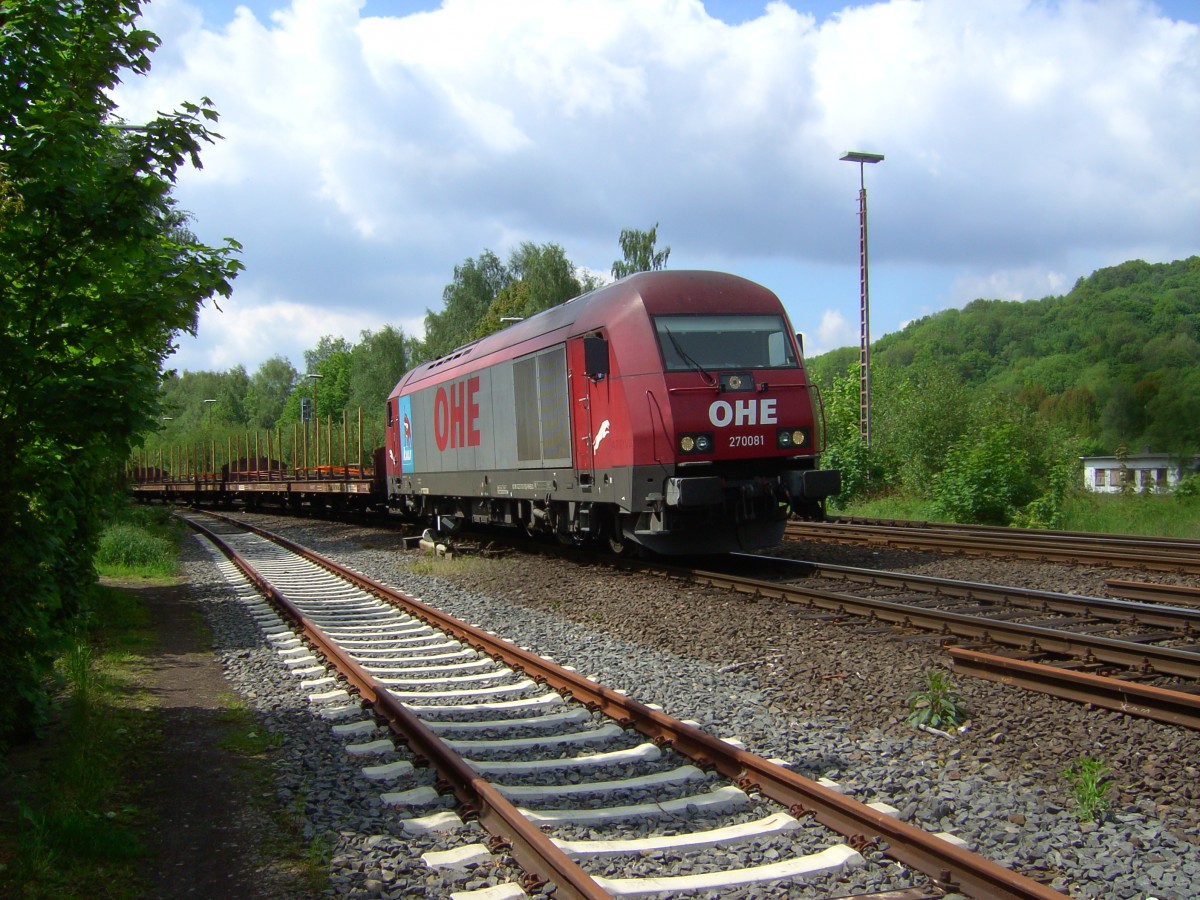 OHE 270081 setzt einen Holzzug an der Verladestelle in Arnsberg um. (16.05.2014)