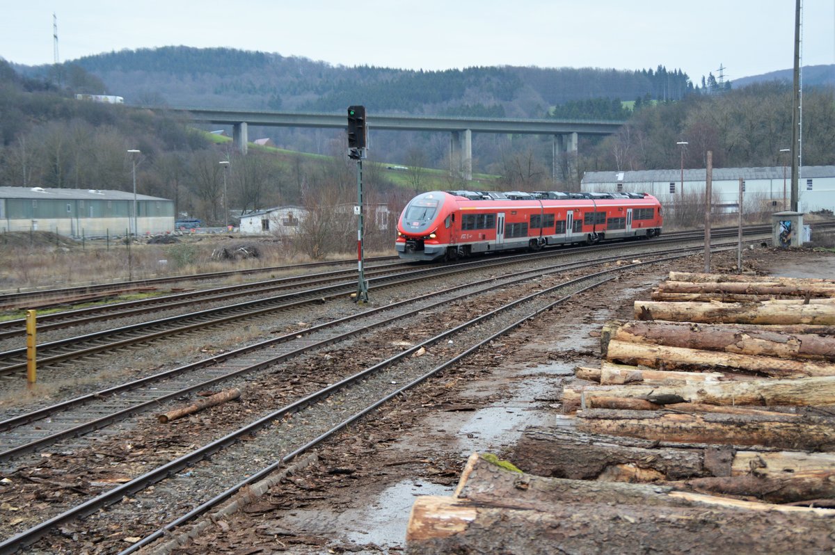 RE 17 nach Hagen mit 633 102 hat am 8.2.2020 Einfahrt in den Bahnhof Arnsberg.