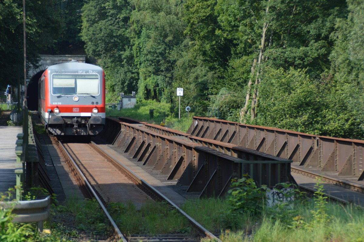 RE 17 nach Warburg mit 628 510 auf der Ruhrbrücke vor dem Bahnhof Arnsberg am 14.08.2015