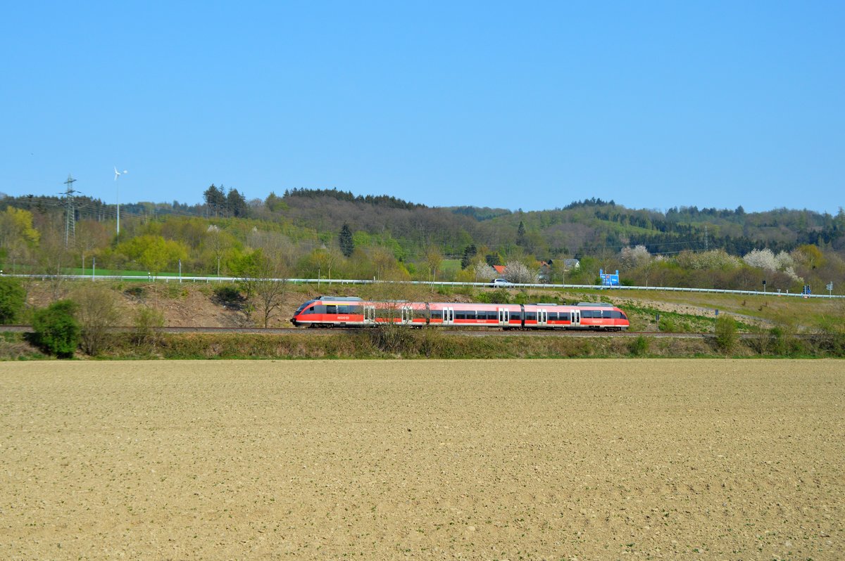 RE 57 mit einem unbekannten Triebwagen der Baureihe 644 auf dem Weg nach Dortmund am 17.04.2020 zwischen Arnsberg-Uentrop und dem Bahnhof Arnsberg.