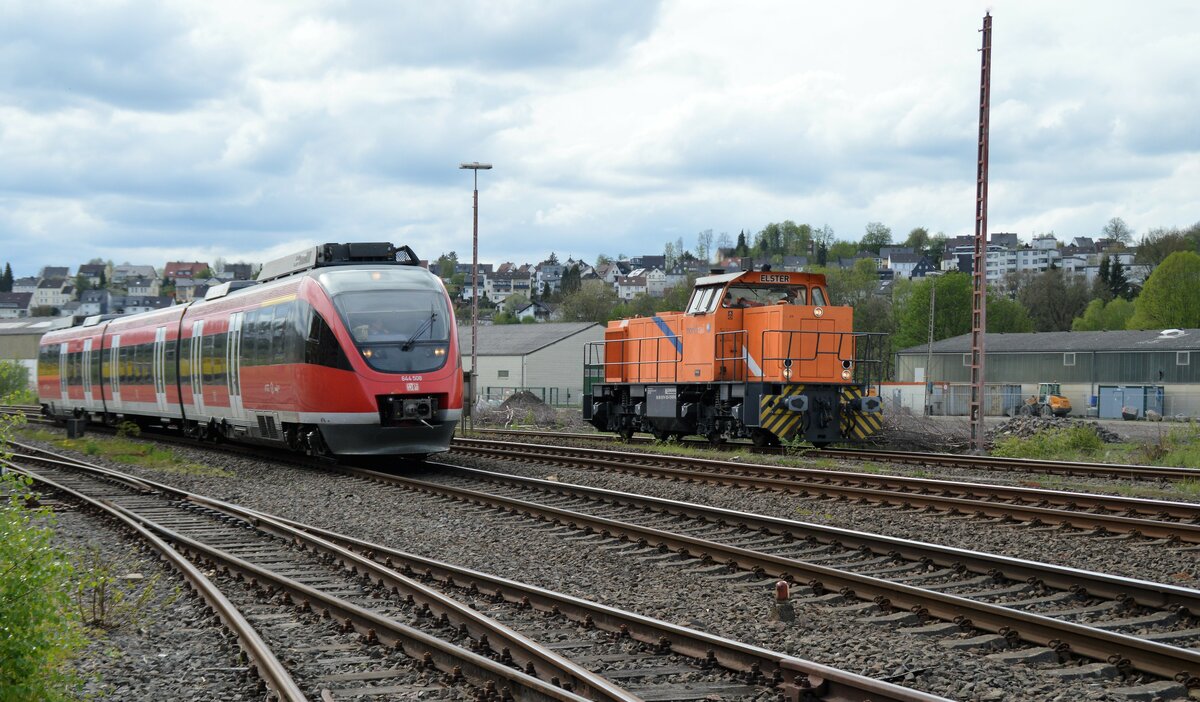 (Reload)  Am 10.05.2021 ist 644 508 auf dem Weg ins Sauerland und verlässt den Bahnhof Arnsberg. Die Northrail ELSTER (274 103-7) wartet deshalb noch auf Gleis 3, um anschliessend einen beladenen Holzzug zu rangieren.