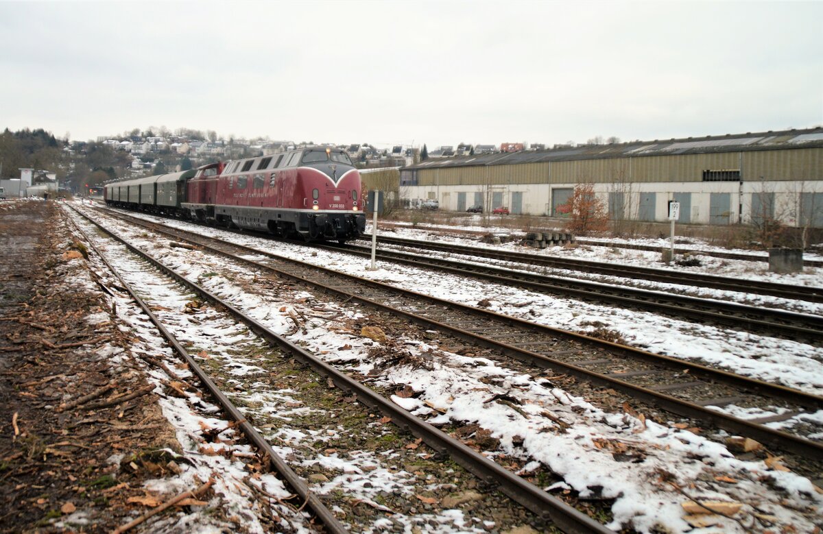 Sonderzug der Hammer Eisenbahnfreunde am 28.01.2023 auf der Fahrt nach Winterberg bei der Durchfahrt Bahnhof Arnsberg. Zugfahrzeug ist die V200 033, während die 212 079-8 die Heizung für den Zug liefert.