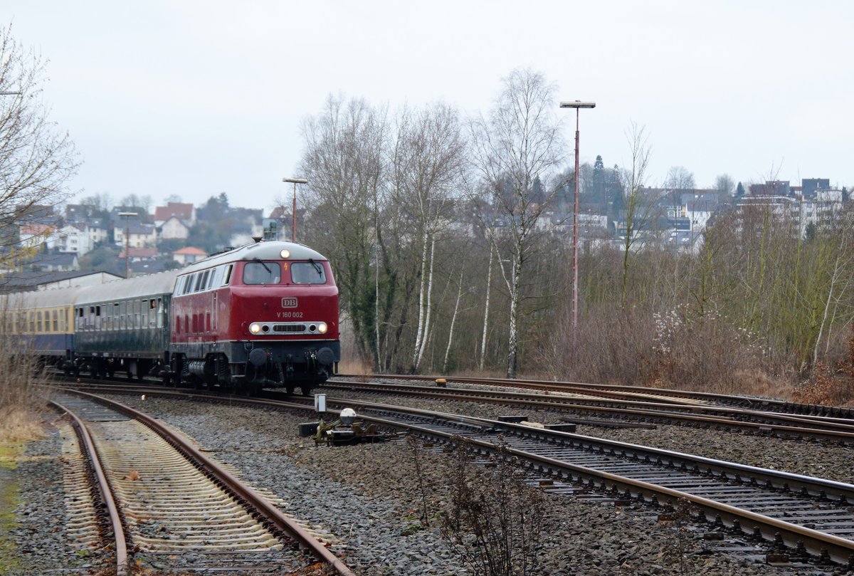 V 160 002 (Lollo) verläßt am 3.2.2018 mit dem Sonderzug nach Willingen den Bahnhof Arnsberg.
