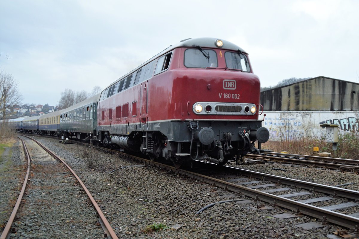 V 160 002 (Lollo) verläßt am 3.2.2018 mit dem Sonderzug nach Willingen den Bahnhof Arnsberg.