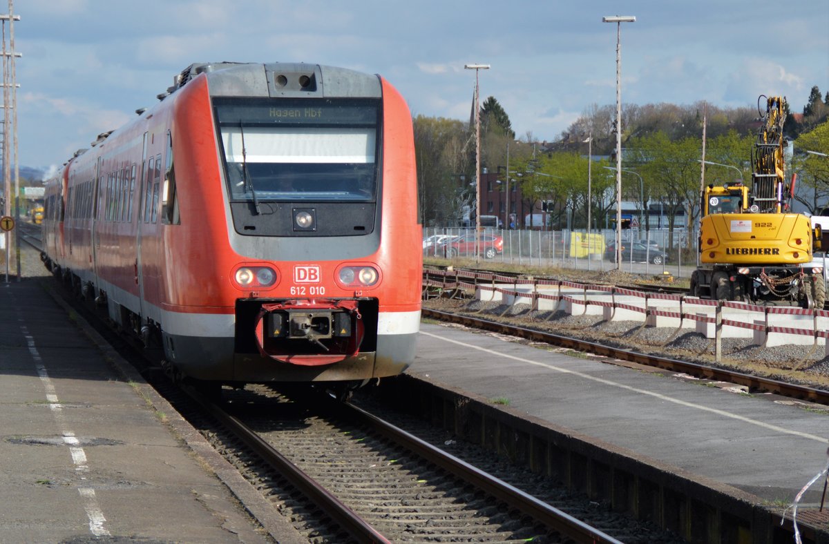 Während im Bahnhof Neheim-Hüsten umfangreiche Baumaßnahmen durchgeführt werden, ist der RE17 mit 612 010 auf dem Weg nach Hagen Hbf.