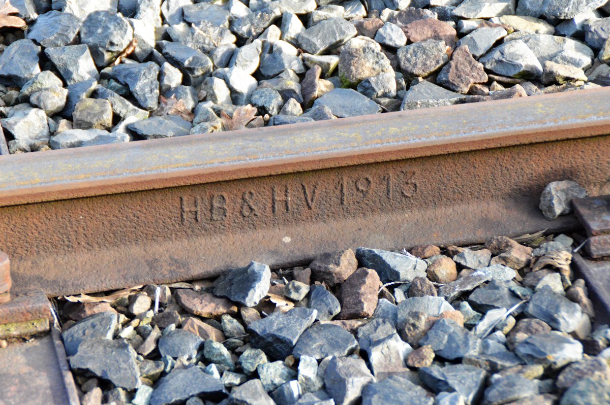 Walzzeichen HB&HV 1913  (Hörder Bergwerks- und Hütten-Verein) in einer Schiene im Bahnhof Arnsberg.