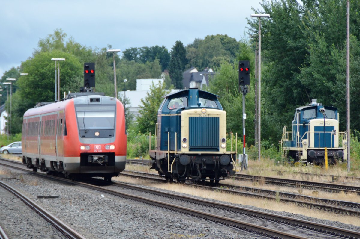 Zusammentreffen im Bahnhof Neheim-Hüsten am 03.08.2016:
261 671-2 der Aggerbahn wartet auf neue Aufgaben im Bauzugverkehr, 
212 376-8 (Aggerbahn) rangiert an einen bereitstehenden Schotterzug, 
612 046 fährt zur Bereitstellung auf Gleis 2