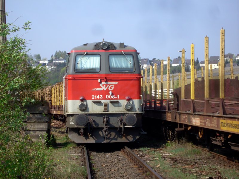 214 006-1 (ex.BB) der SVG (Stauden-Verkehrs-Gesellschaft) wartet am 15.04.2009 bei der Holzverladung in Arnsberg.