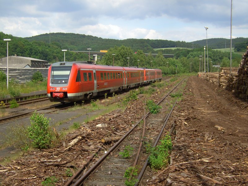 612 543 mit RE 17 auf dem Weg nach Kassel Wilhelmshh verlt am 23.06.09 den Bahnhof Arnsberg.