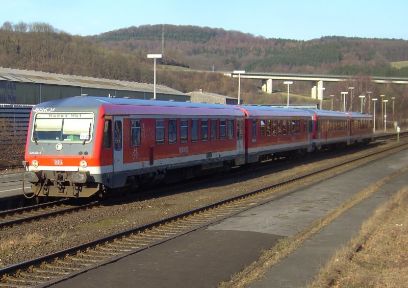 628 520-9 mit RE 17 nach Hagen erreicht am 20.03.09 den Bahnhof Arnsberg