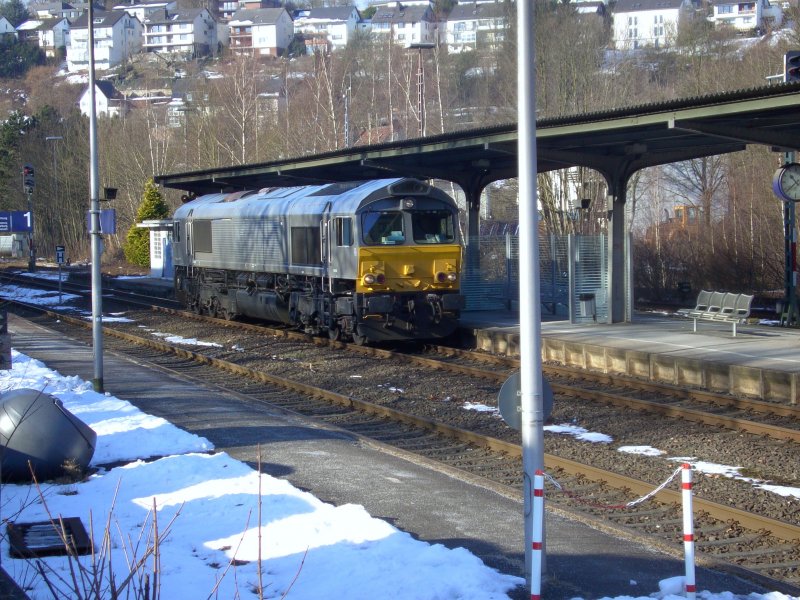 Class 66 am 19.2.09 im Bahnhof Arnsberg