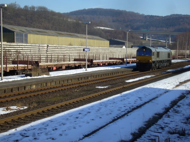 Class 66 am 19.2.09 beim Umsetzen im Bahnhof Arnsberg. Im Hintergrund werden die angelieferten Betonschwellen zwischengelagert.