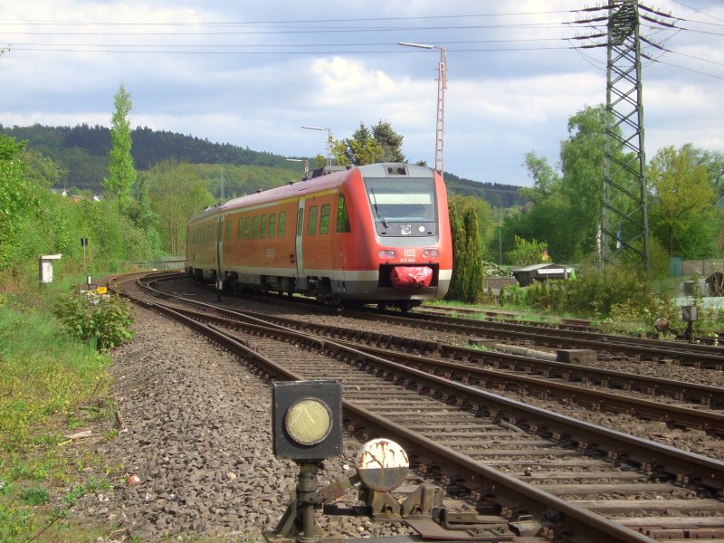 Der RE mit 612 042 verlt am 27.04.09 den Bahnhof Arnsberg in Richtung Bestwig.