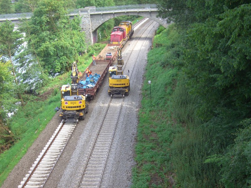 Gleisbauarbeiten am 21.07.09 an der Kaqiser-Wilhelm-Brcke in Arnsberg-Rumbeck.