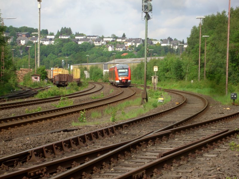 RE 57 auf dem Weg nach Dortmund am 20.05.09 bei der Einfahrt in den Bahnhof Arnsberg.