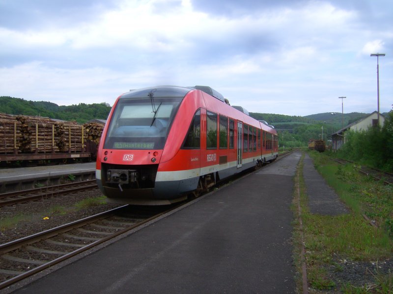 RE57 verlt den Bahnhof Arnsberg in Richtung Winterberg. (14.05.09)