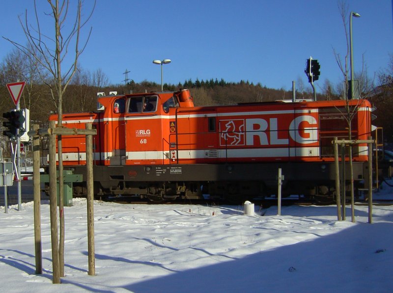 RLG Lok 68 am 12.01.2009 mit einem kurzen Gterzug zwischen Arnsberg und Niedereimer.