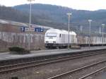 Am Sonntag Nachmittag wartet 223 144 der PRESS mit einem leeren Holzzug im Bahnhof Arnsberg.