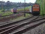202 271-3 der Bocholter Eisenbahn mu mit einem leeren Holzzug am 27.04.09 auf Gleis 3 warten und wird vom RE in Richtung Bestwig berholt.