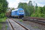 PRESS 253 015-8 (223 052-2) zieht am 20.05.2017 einen beladenen Holzzug aus der Verladestelle in Arnsberg.