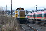 Mit einem Bauzug steht die Wiebe Lok 2 (ex 211 341-3) am 4.12.2020 im Bahnhof Arnsberg.