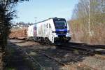 Die Stadler Eurodual HHPI 20-01 (159 201-3)zieht am 29.02.2021 einen beladenen Holzzug aus dem Ladegleis in Arnsberg.
