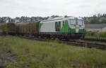 Am 16.05.2024 wartet die SETG Siemens Vectron 248 017 mit einem beladenen Holzzug an den Ladegleisen im Bahnhof Arnsberg.