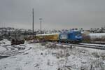 Am 29.11.2023 wartet PRESS 253 014-9 nach leichtem Schneefall an den Ladegleisen in Arnsberg.