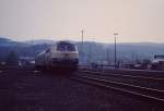 dieselloks/225623/216-224-6-mit-dem-d-zug-nach 216 224-6 mit dem D-Zug nach Hagen am 12.05.1985 bei der Einfahrt in den Bahnhof Arnsberg. (Scan vom Dia)
