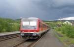 Whrend dunkle Regenwolken am 16.05.2012 aufziehen verlt 628 665 Arnsberg in Richtung Warburg.