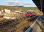 An der Bahnsteigbaustelle auf Gleis 2 hält am 22.02.2015 der RE57 mit 648 121 auf dem Weg nach Dortmund.