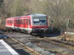 triebwagen/409685/628-508-verlaesst-am-28022015-als 628 508 verläßt am 28.02.2015 als RE 17 nach Hagen den Bahnhof Arnsberg und überquert sogleich die Ruhr.