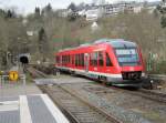 Der RE 57 nach Dortmund Hbf verläßt am 13.04.2015 den Bahnhof Arnsberg und fährt gleich in den Schloßbergtunnel ein.
