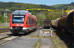 Am 07.05.2016 verläßt der RE57 den Bahnhof Arnsberg in Richtung Winterberg, während an der Holzverladung die Wagen beladen werden.