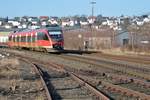 RE17 nach Warburg mit 644 008 am 06.02.2020 bei der Ausfahrt aus dem Bahnhof Arnsberg.