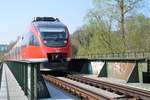 644 521 überquert mit dem RE 57 am 17.04.2020 die Ruhrbrücke in Arnsberg auf der Fahrt nach Winterberg.