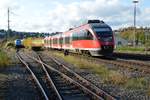 Während 644 011 am 22.10.2020 mit dem RE17 nach Warburg fährt, wartet die PRESS 253 015-8 in Arnsberg auf die Beladung des Holzzuges.
