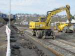 Am 13.11.2014 ist ein Zweiwegefahrzeug in Arnsberg auf Gleis 3 mit Bauarbeiten nach einer Gleisverschwenkung beschäftigt.
